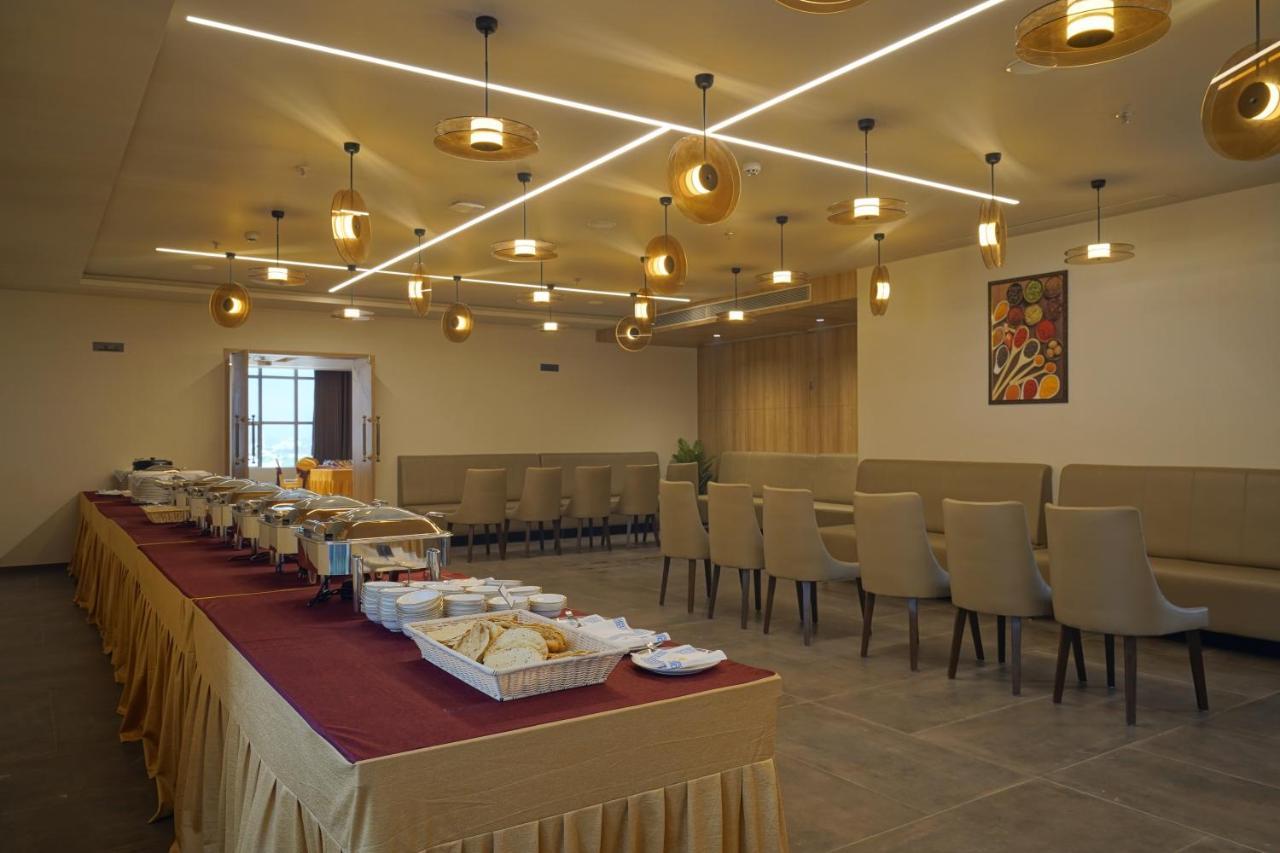 THE GALLERIA HOTEL  Rajkot Extérieur photo