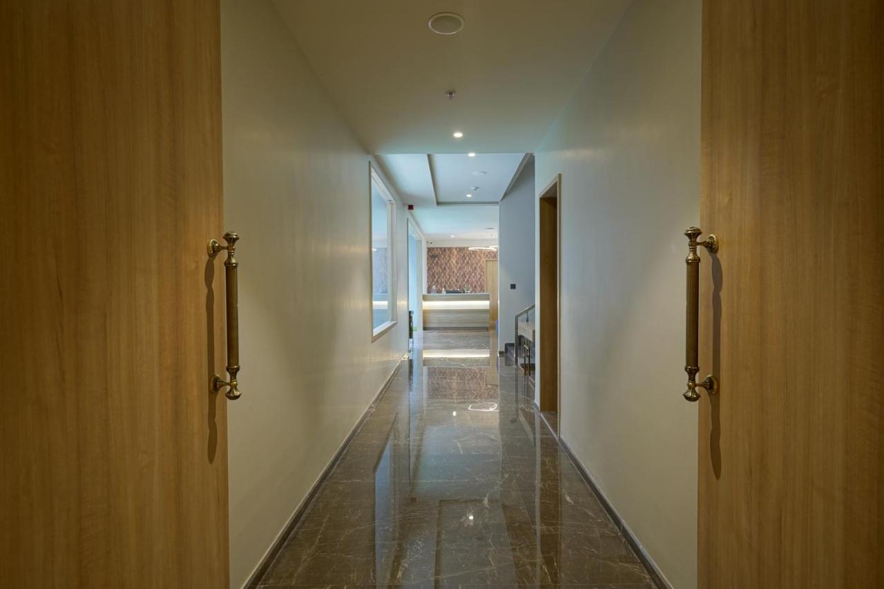 THE GALLERIA HOTEL  Rajkot Extérieur photo