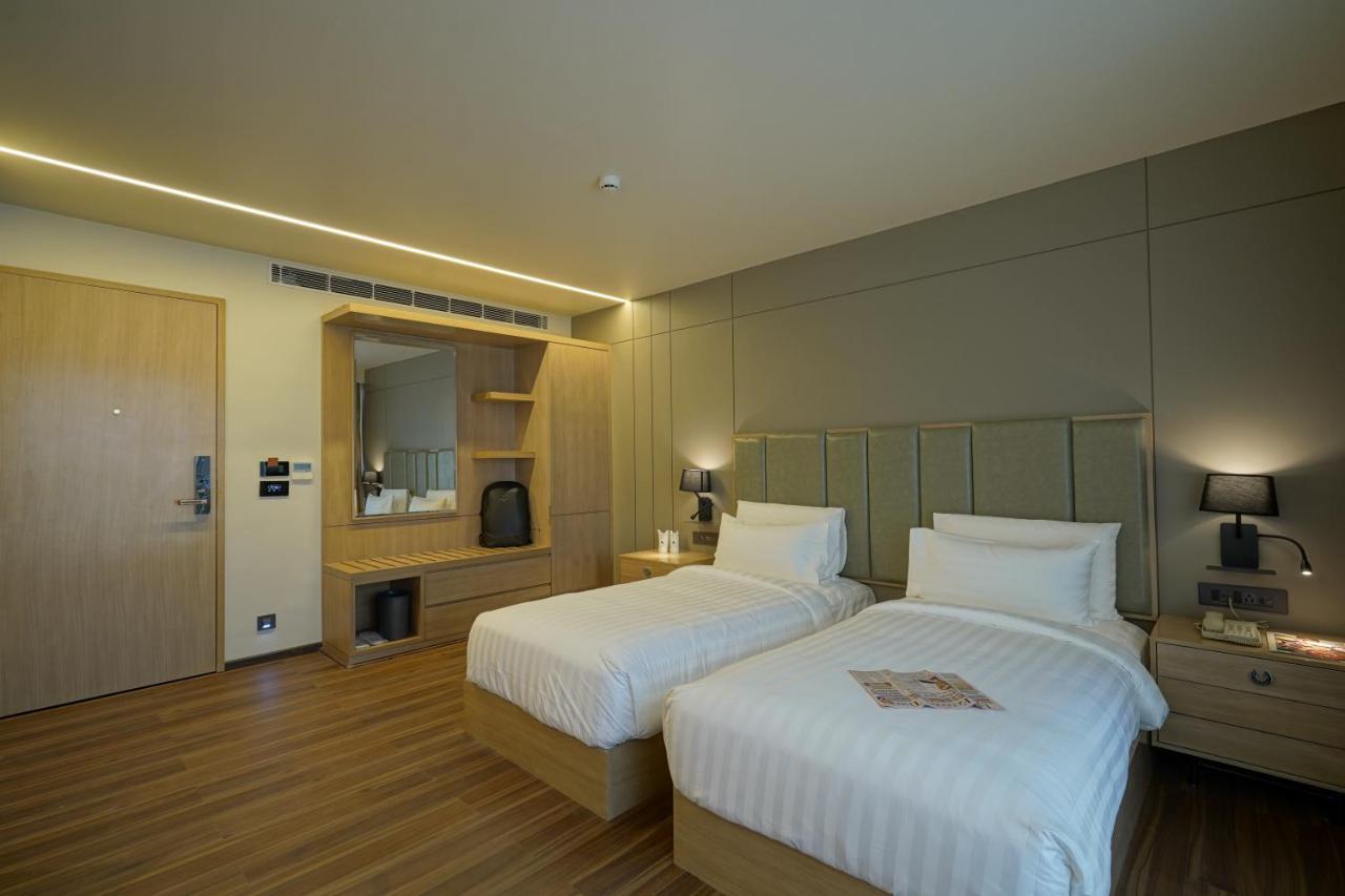 THE GALLERIA HOTEL  Rajkot Extérieur photo