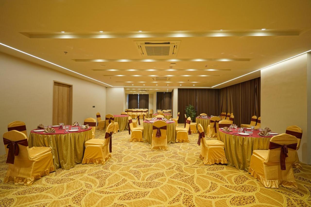 THE GALLERIA HOTEL  Rajkot Extérieur photo