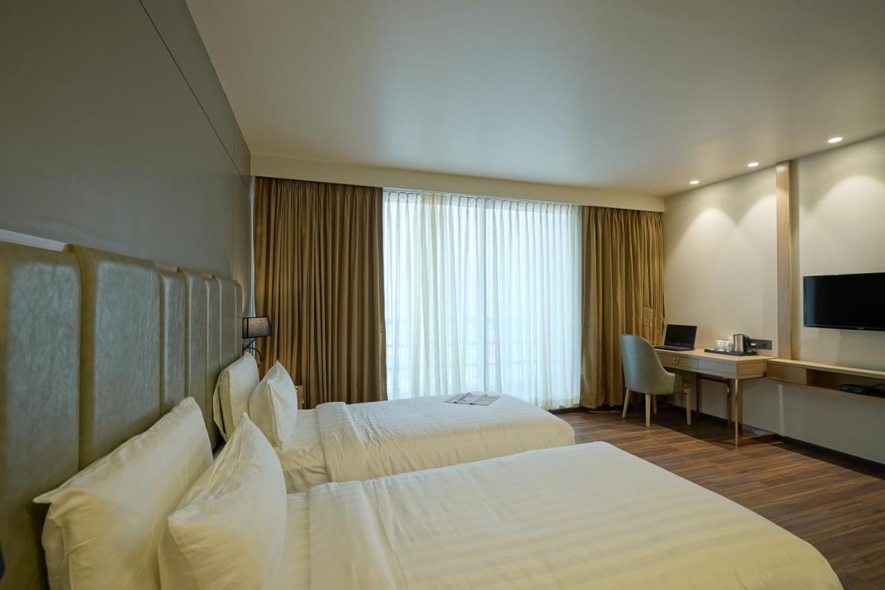 THE GALLERIA HOTEL  Rajkot Extérieur photo