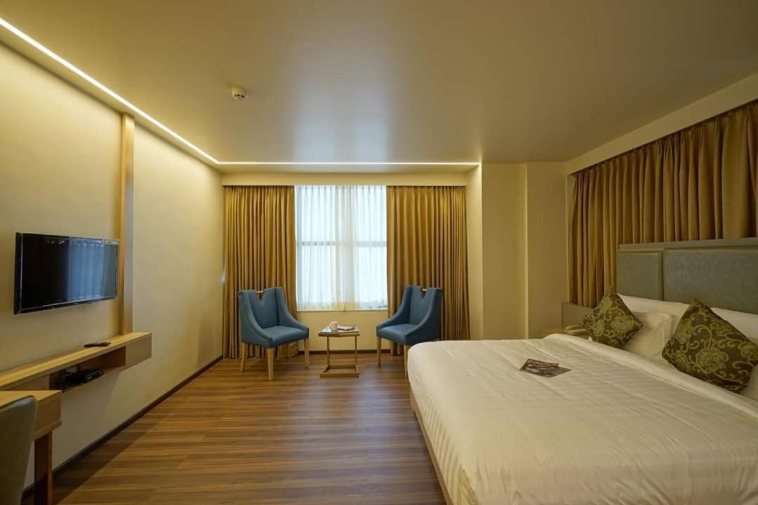 THE GALLERIA HOTEL  Rajkot Extérieur photo